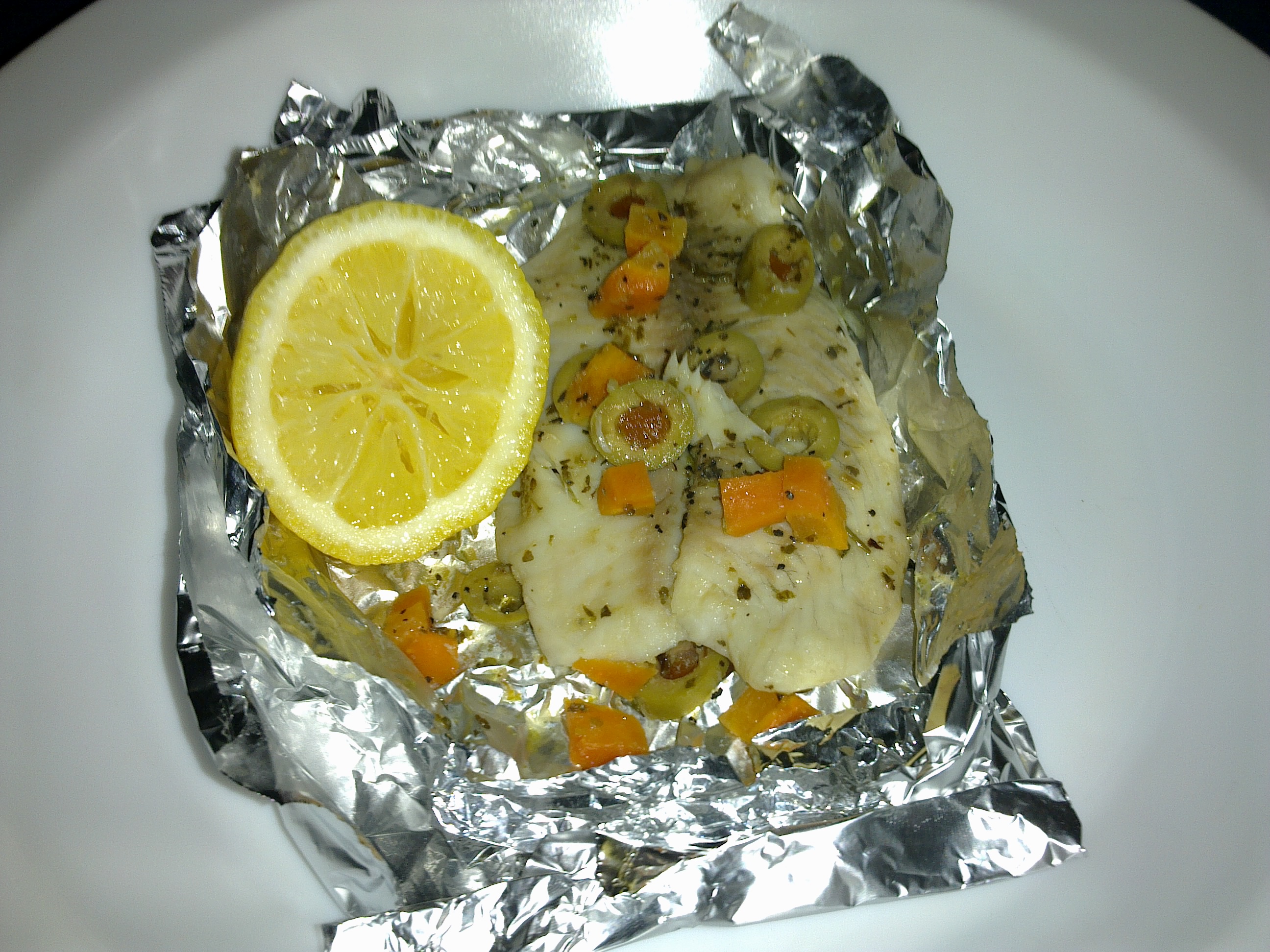 Tilapia Horneada al Limón con Aceitunas y Zanahorias